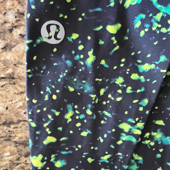 Lululemon leggings- worn 1X - new condition- tag intact- side pockets - Picture 4 of 5